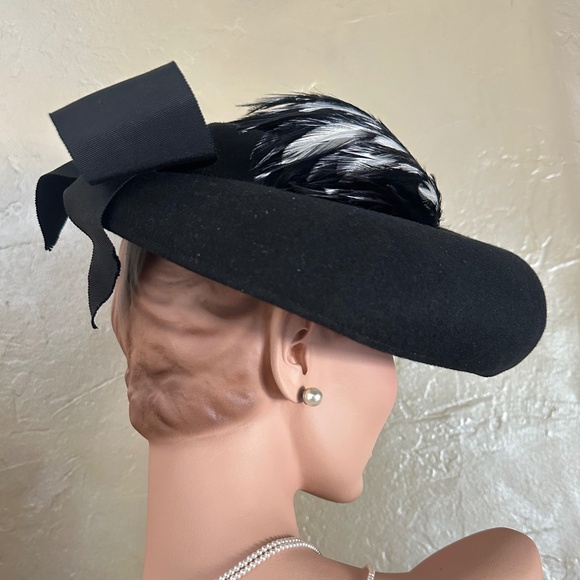 POSH 1940s' BLACK FELT WIDE BRIM HAT WITH BLACK/WHITE FEATHER TRIM - Picture 4 of 15
